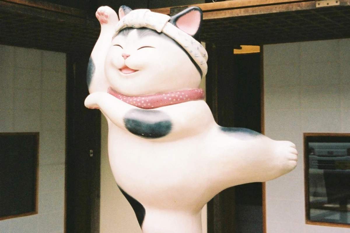 a japanese cat statue