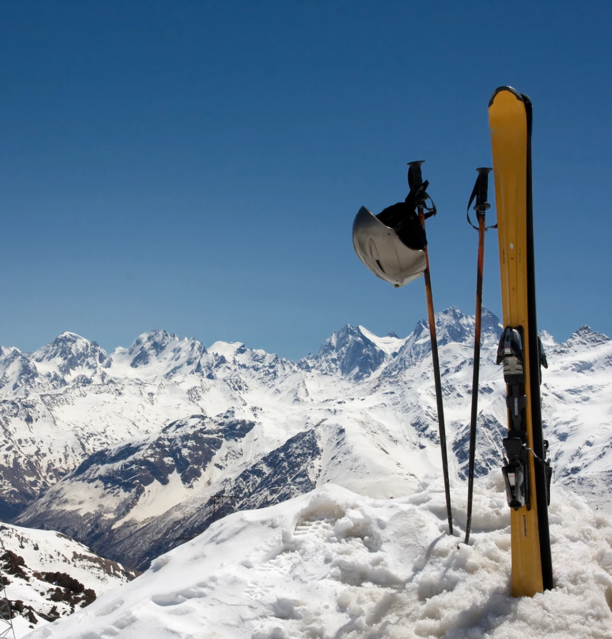 skis in snow