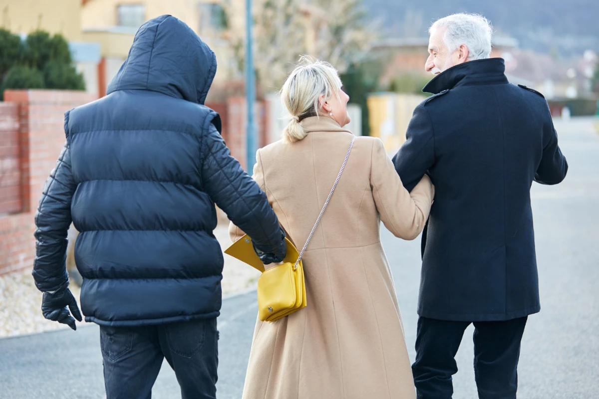couple getting pickpocketed